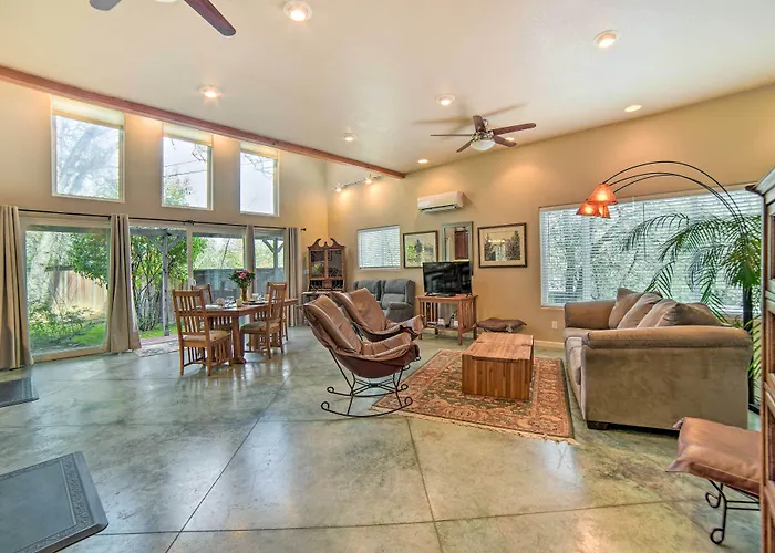 'Hilltop Loft' Ukiah Vacation Rental!